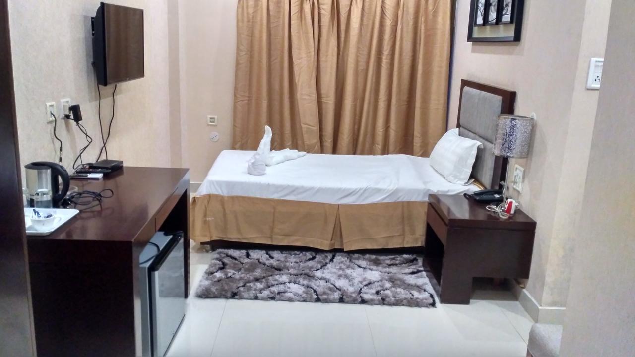 Hotel Grand Palace Jorhāt Екстериор снимка