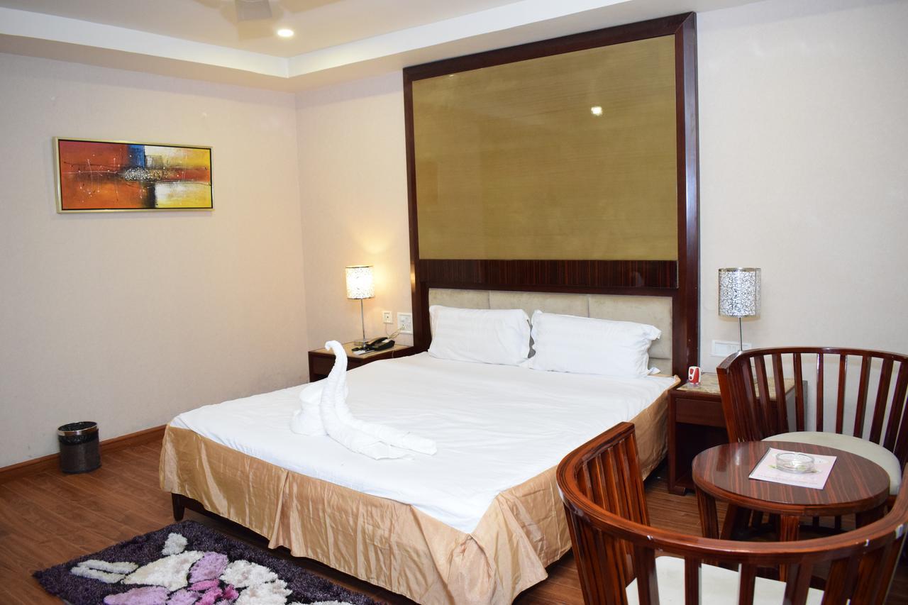 Hotel Grand Palace Jorhāt Екстериор снимка