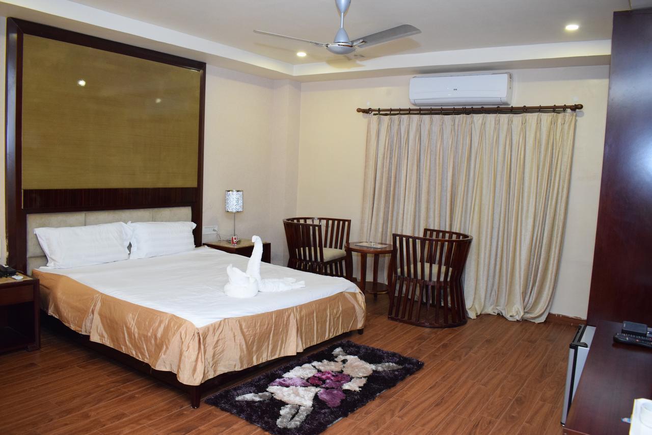 Hotel Grand Palace Jorhāt Екстериор снимка