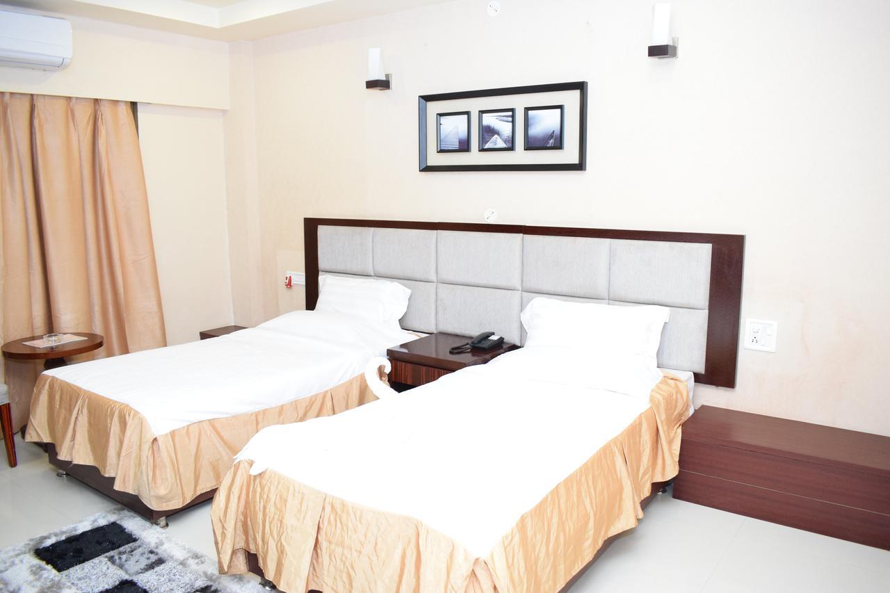 Hotel Grand Palace Jorhāt Екстериор снимка