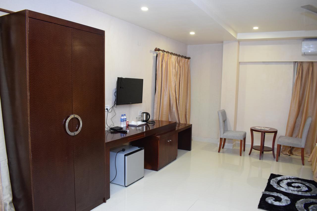 Hotel Grand Palace Jorhāt Екстериор снимка