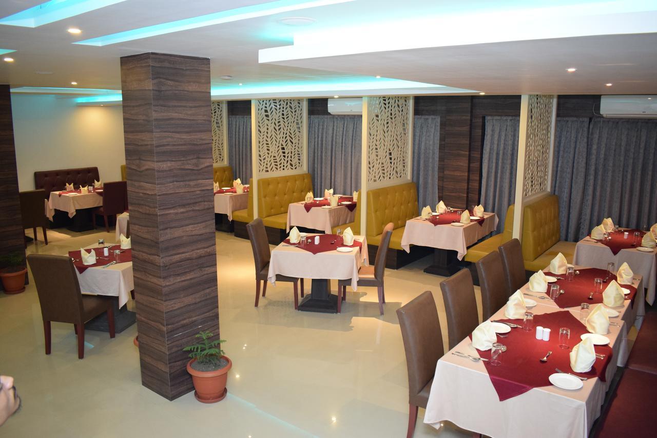 Hotel Grand Palace Jorhāt Екстериор снимка