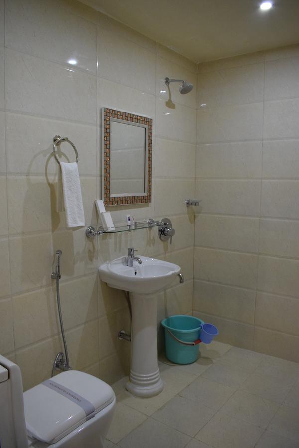 Hotel Grand Palace Jorhāt Екстериор снимка
