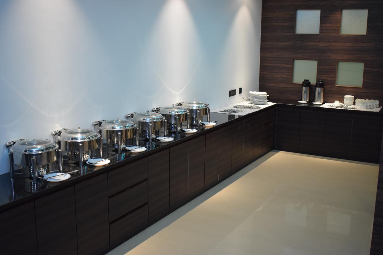 Hotel Grand Palace Jorhāt Екстериор снимка
