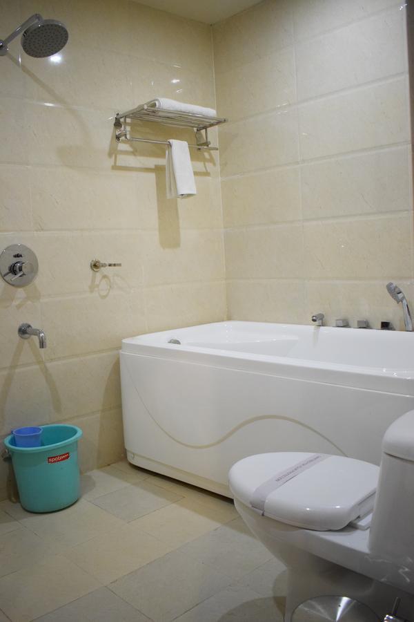 Hotel Grand Palace Jorhāt Екстериор снимка